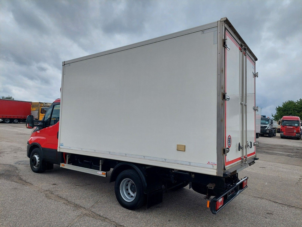 Chladící dodávka Iveco Daily 70 C18 Carrier Rohrbahnen Fleischhaken