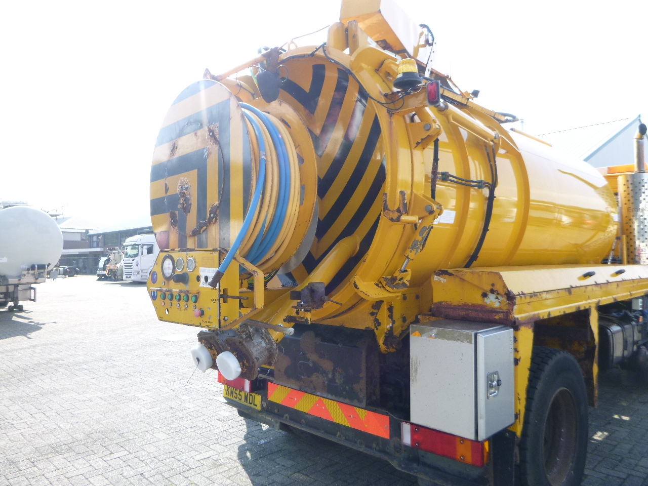 Čistič odpadových jam Volvo FL6 4x2 RHD Whale vacuum tank 8 m3: obrázek 9
