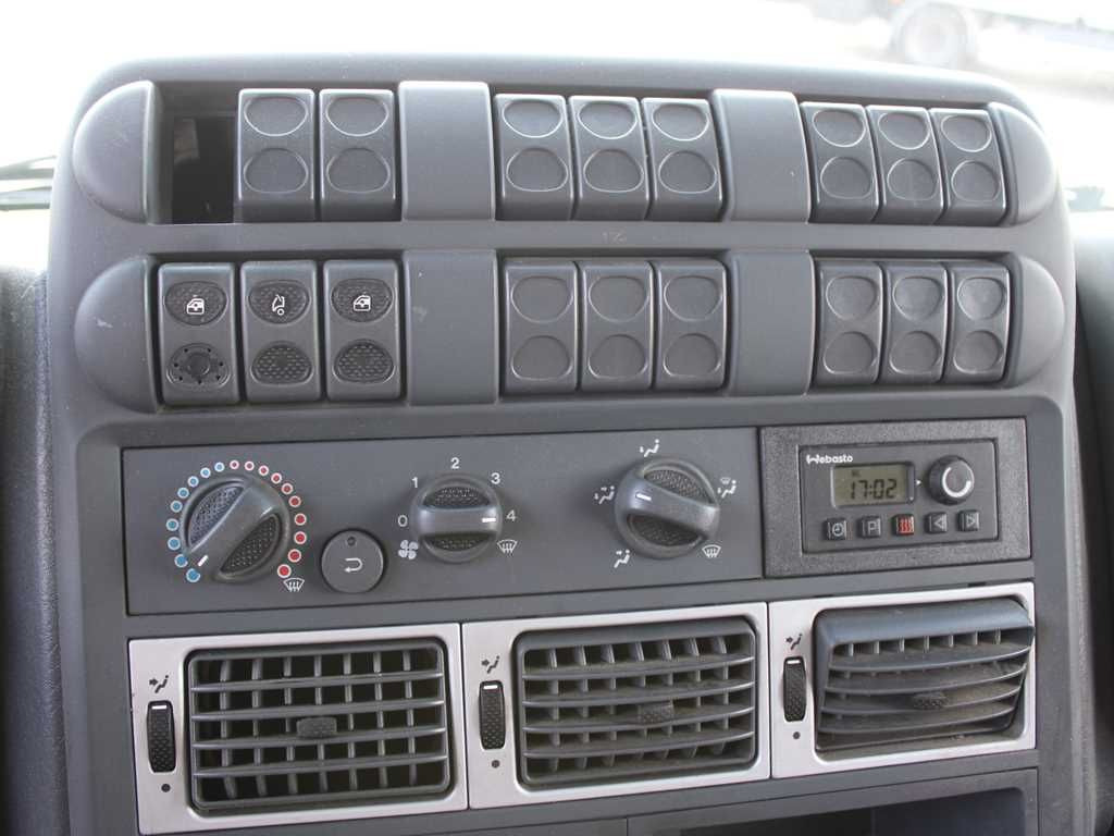 Plachtový nákladní auto Iveco EUROCARGO 120E22