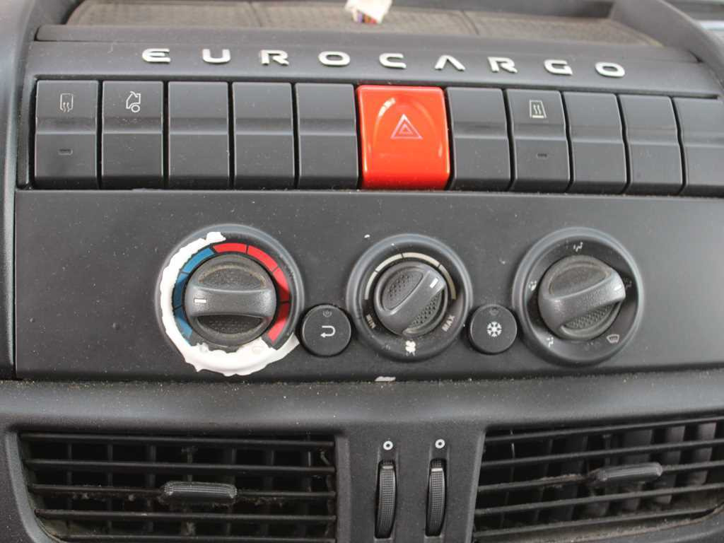 Plachtový nákladní auto Iveco EUROCARGO 160E28, EURO 6