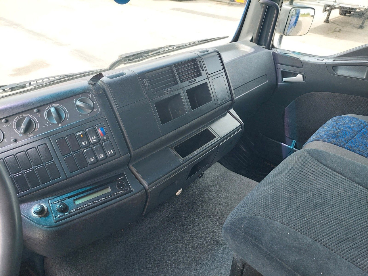Plachtový nákladní auto MAN TGL 12.220 4X2 BL Edscha