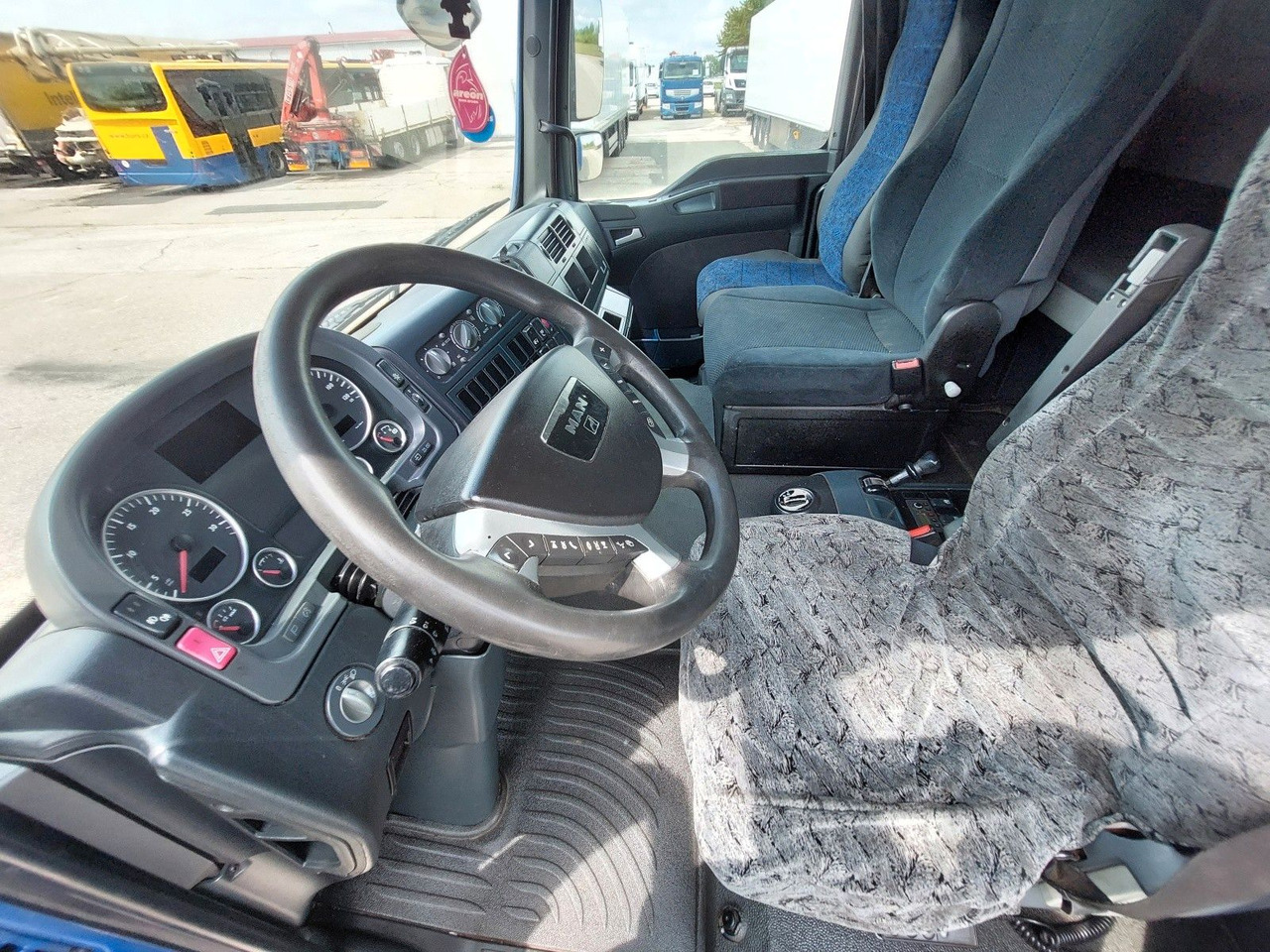 Plachtový nákladní auto MAN TGL 12.220 4X2 BL Edscha