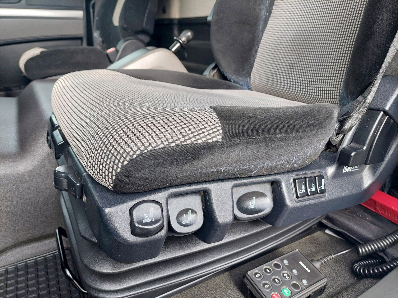 Plachtový nákladní auto MAN TGL 12.250 BL 4x2