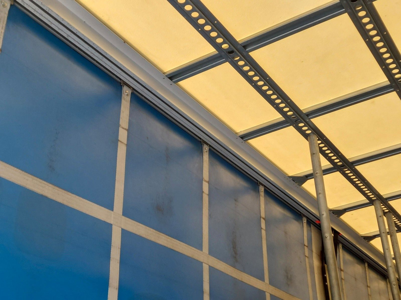 Plachtový nákladní auto MAN TGL 12.250 BL 4x2