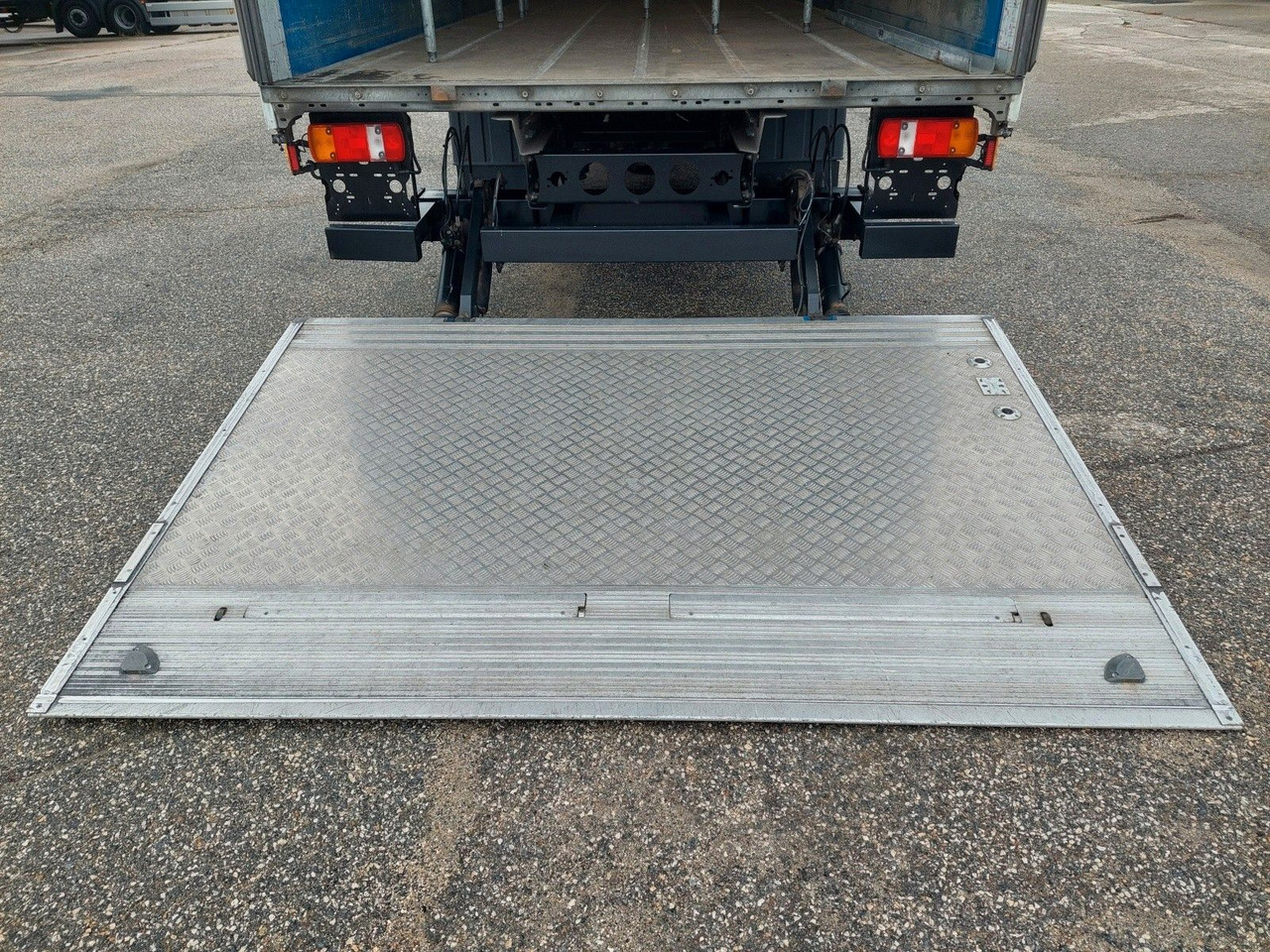 Plachtový nákladní auto MAN TGL 12.250 BL 4x2