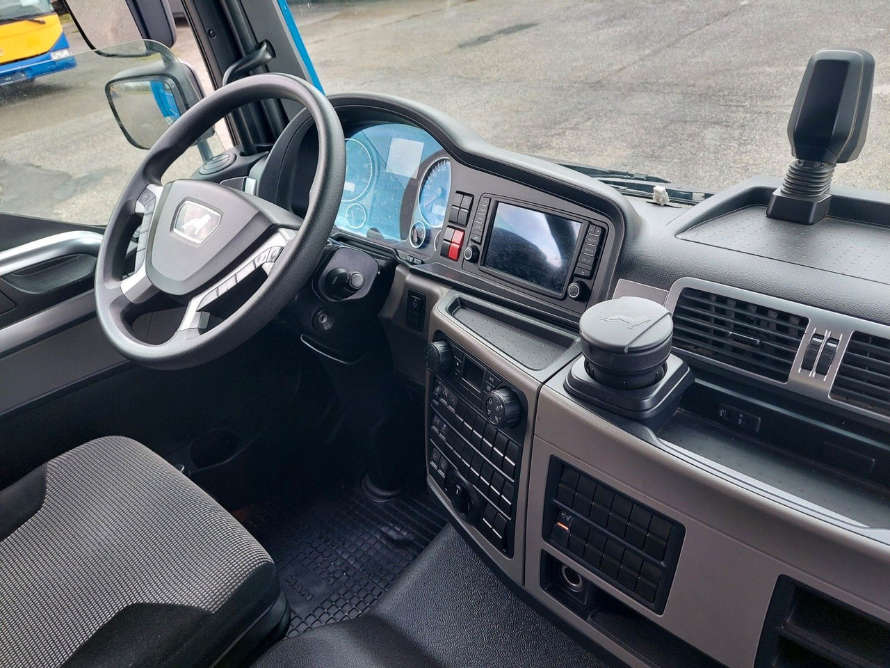 Plachtový nákladní auto MAN TGL 12.250 BL 4x2