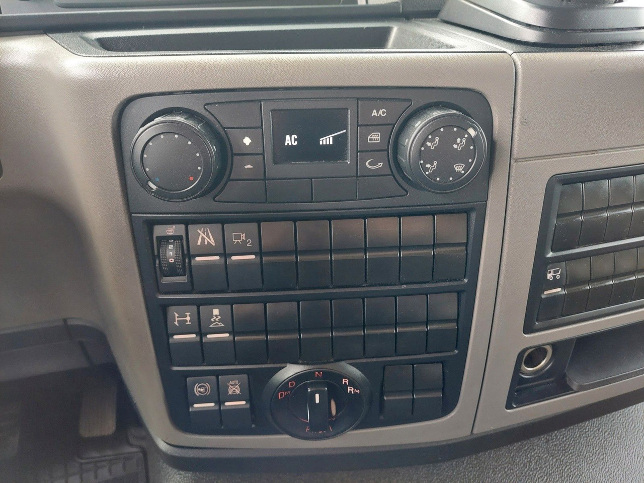 Plachtový nákladní auto MAN TGL 12.250 BL 4x2