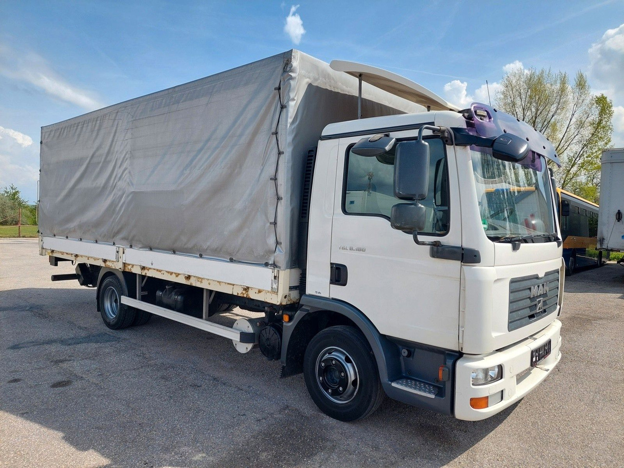 Plachtový nákladní auto MAN TGL 8.180 4X2 BL