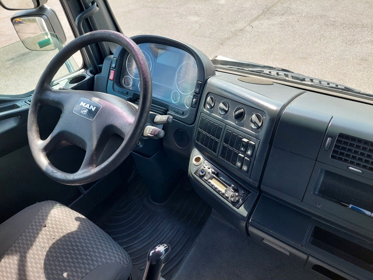 Plachtový nákladní auto MAN TGL 8.180 4X2 BL