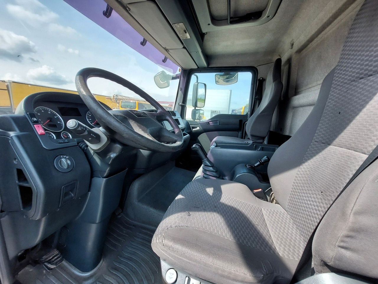Plachtový nákladní auto MAN TGL 8.180 4X2 BL