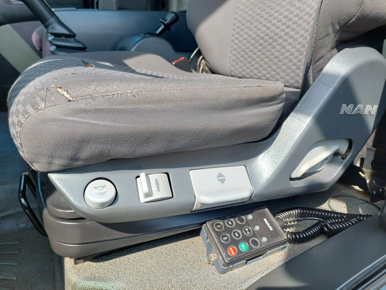 Plachtový nákladní auto MAN TGL 8.180 4X2 BL