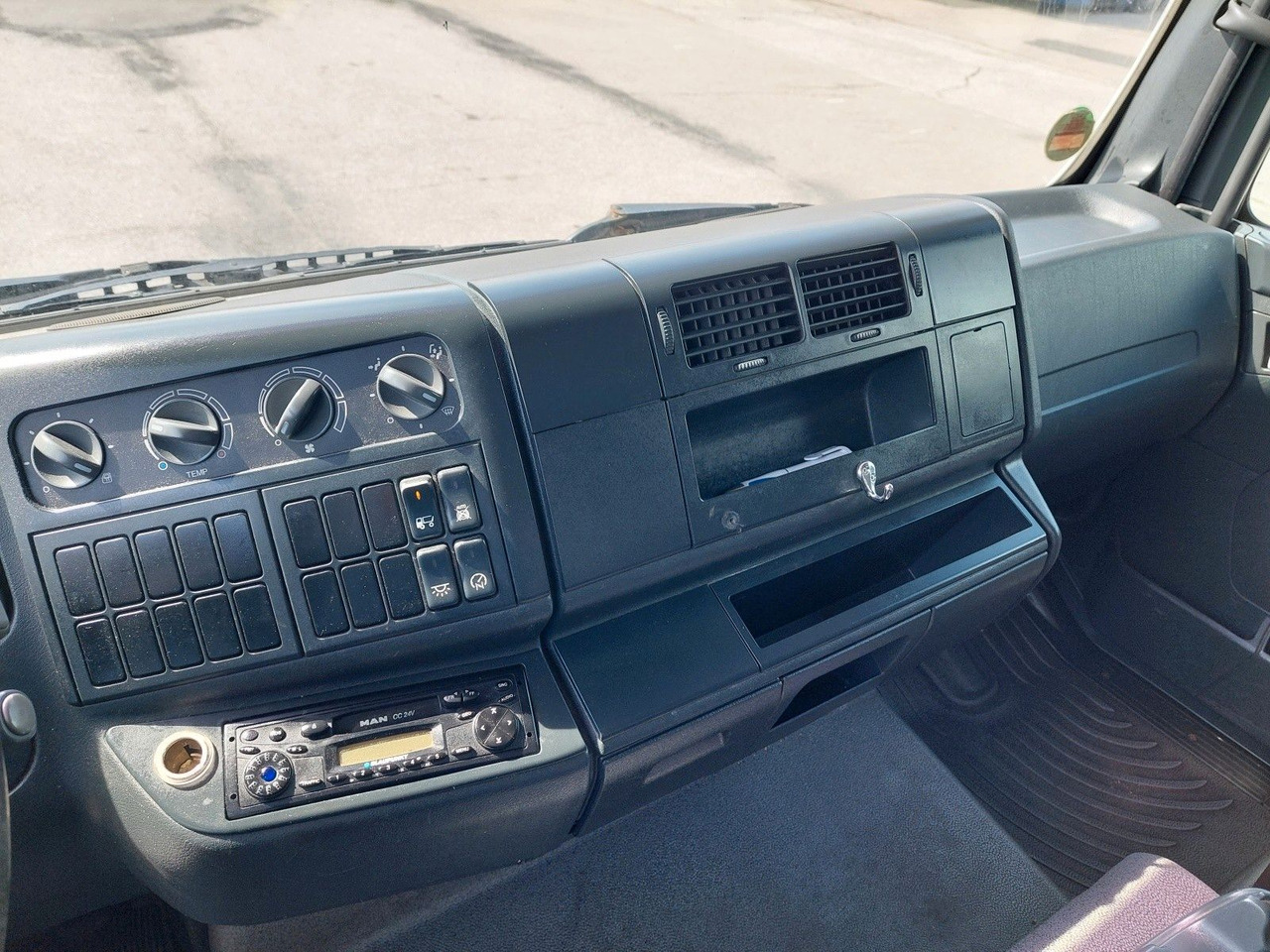 Plachtový nákladní auto MAN TGL 8.180 4X2 BL