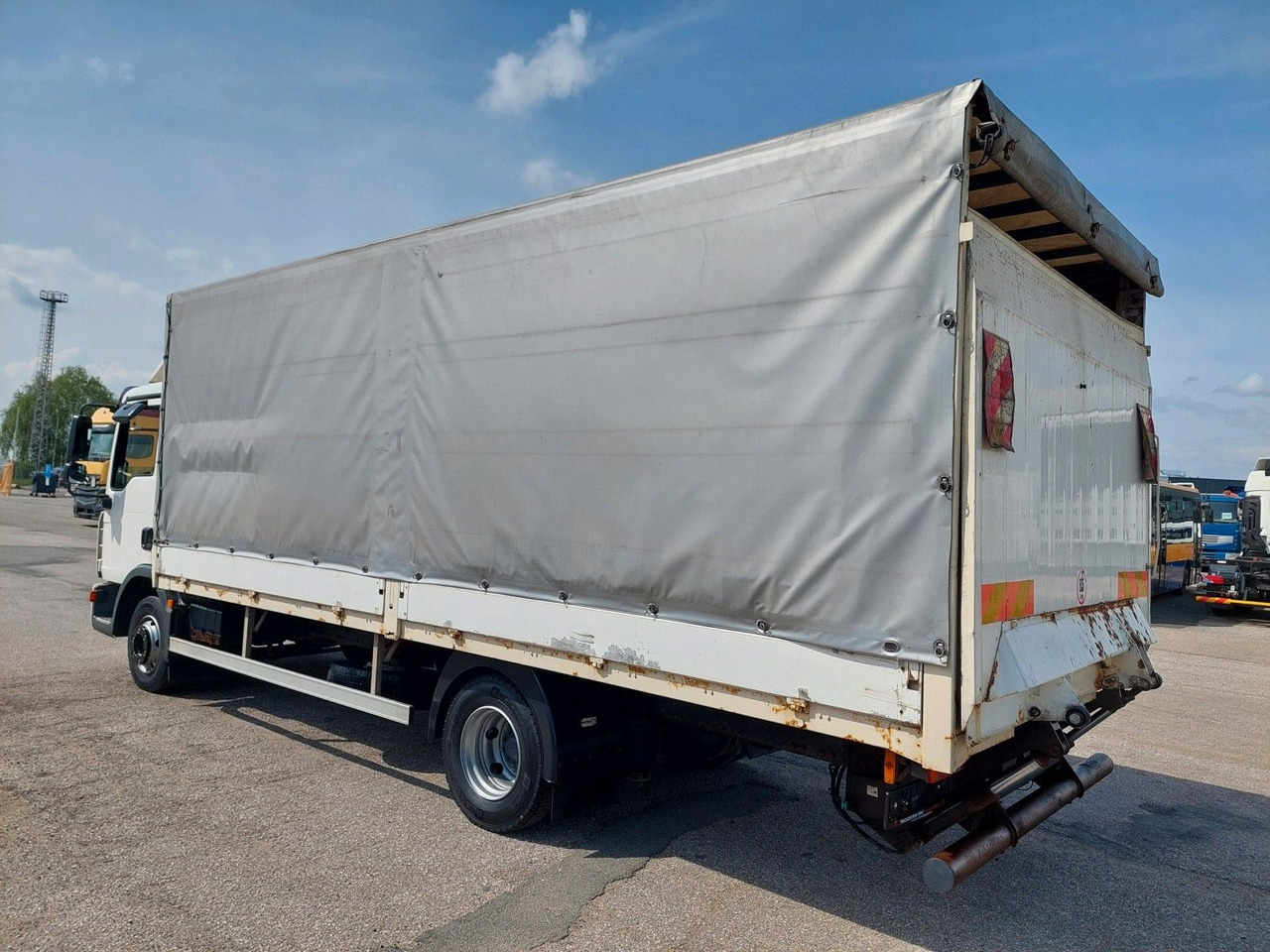 Plachtový nákladní auto MAN TGL 8.180 4X2 BL