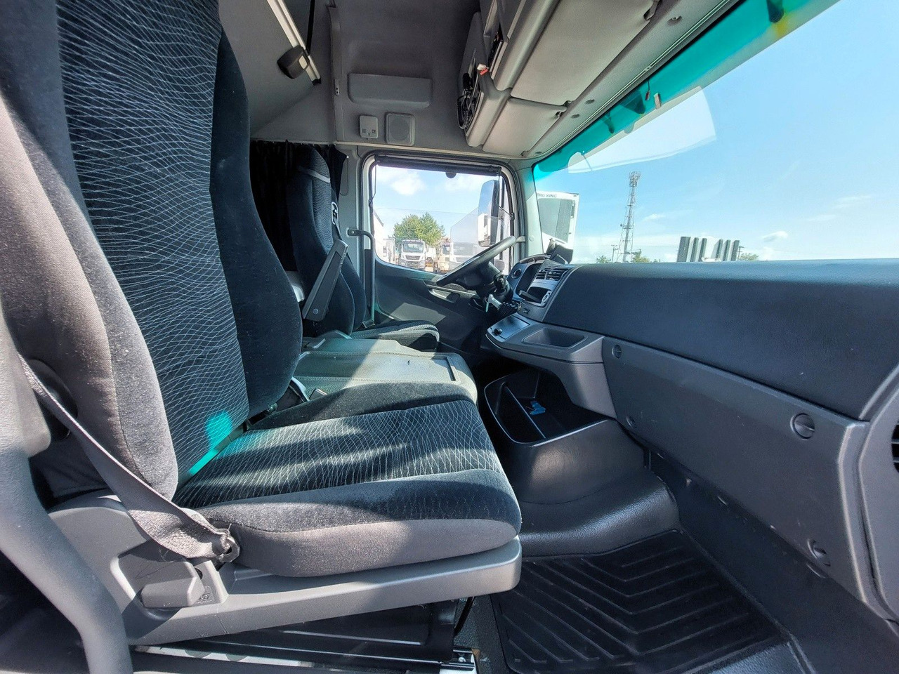 Plachtový nákladní auto Mercedes-Benz Atego 1223 L/NR