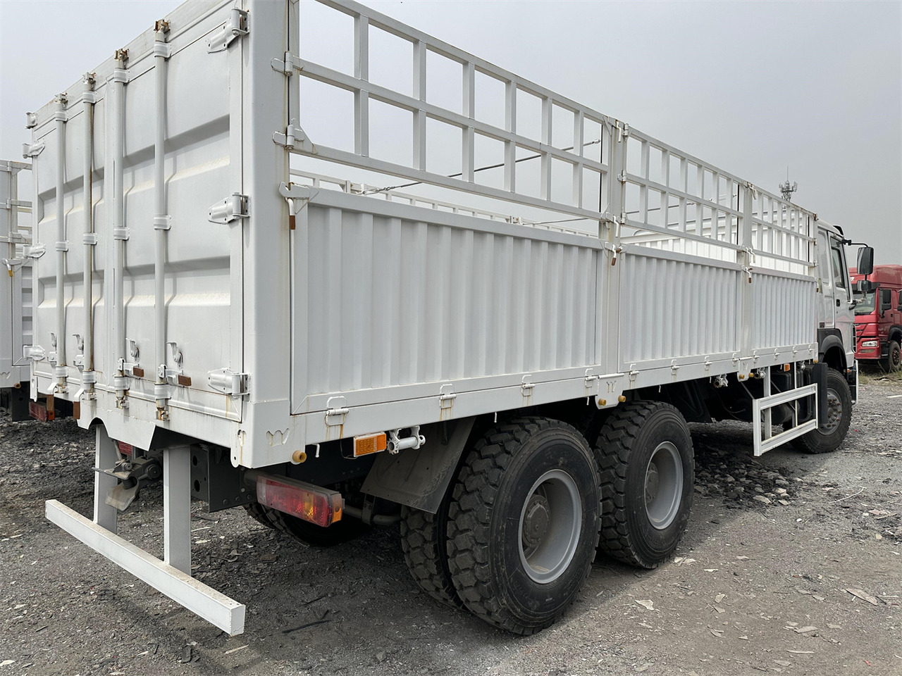 Přepravník zvířat pro dopravu živočichů SINOTRUK HOWO 371 Cargo Truck: obrázek 6