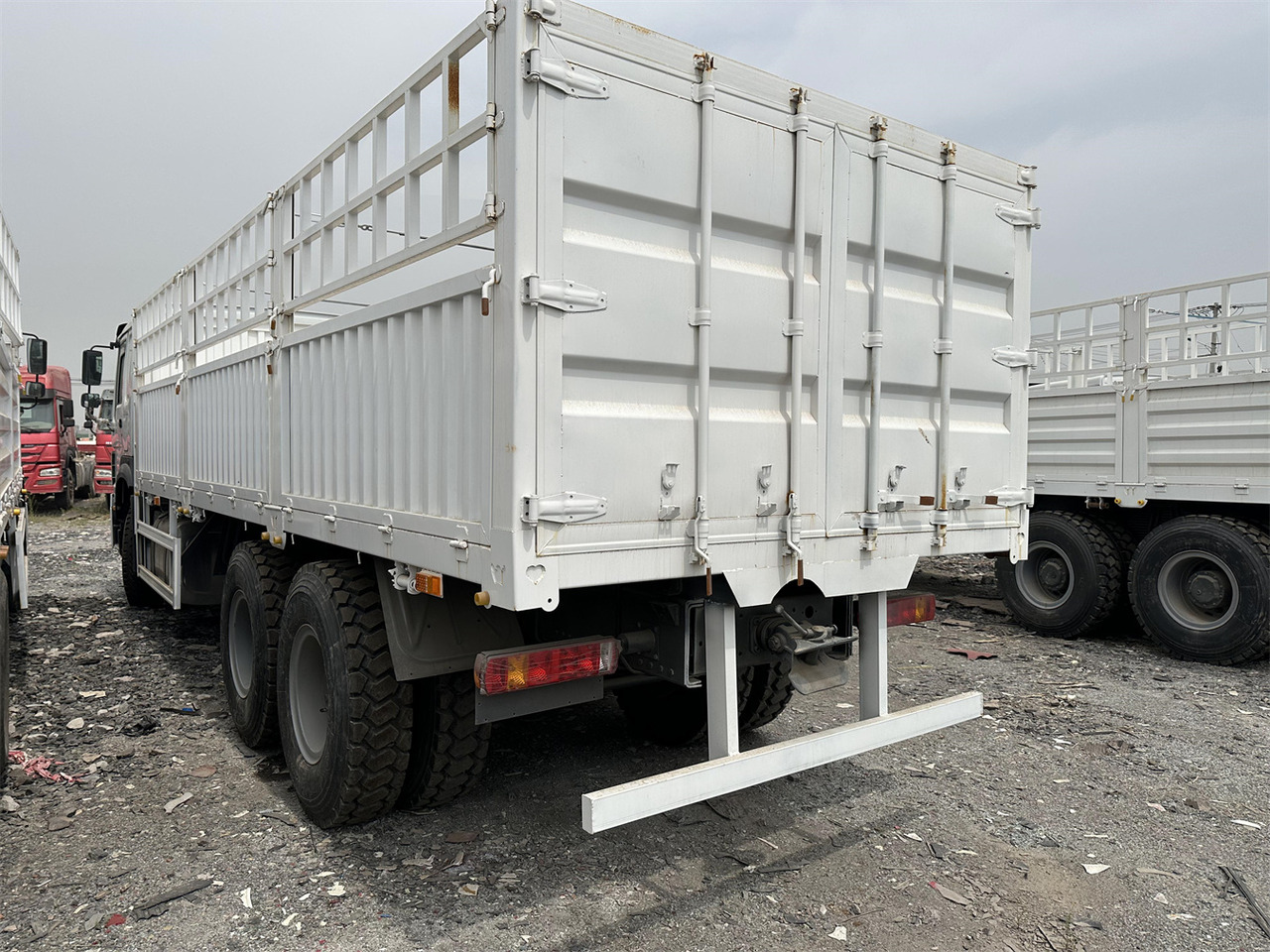 Přepravník zvířat pro dopravu živočichů SINOTRUK HOWO 371 Cargo Truck: obrázek 9