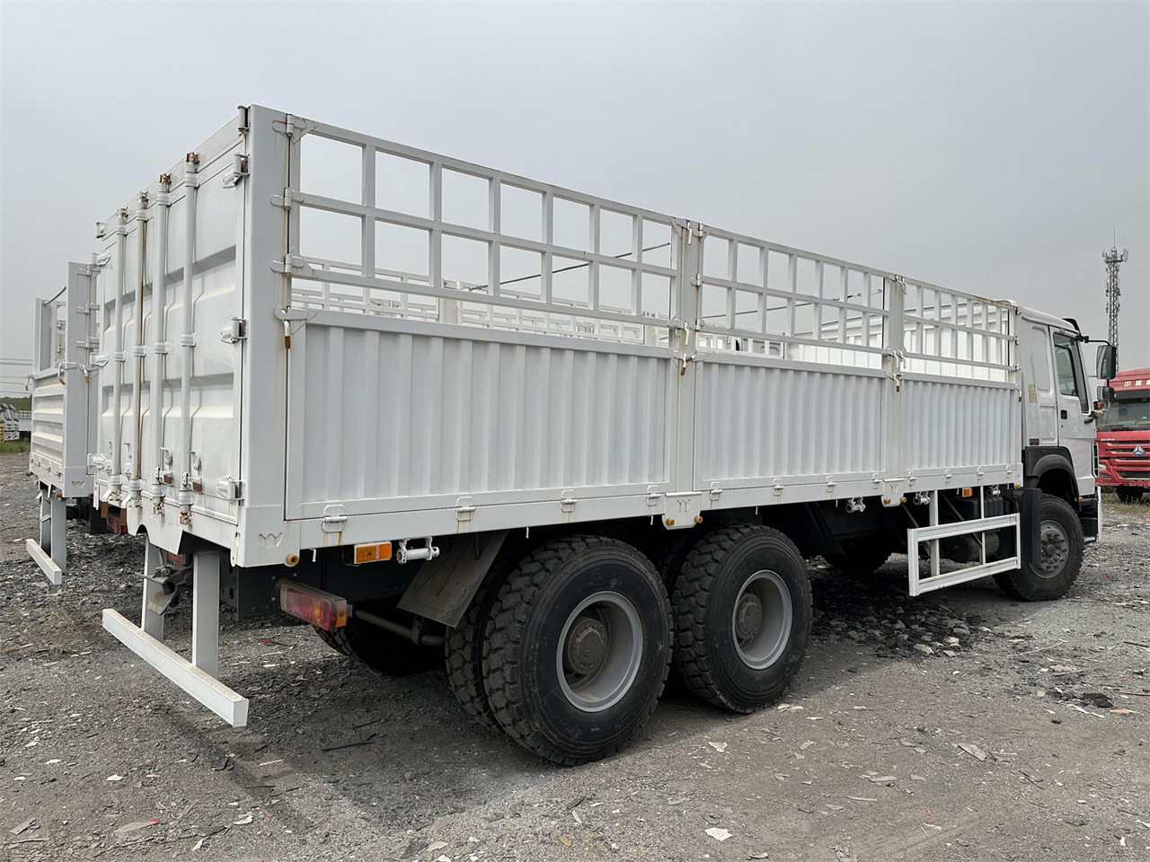 Přepravník zvířat pro dopravu živočichů SINOTRUK HOWO 371 Cargo Truck: obrázek 7