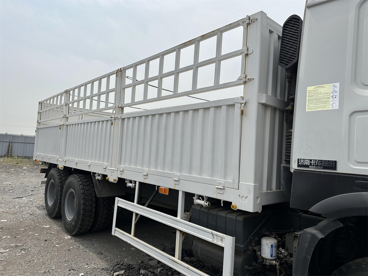 Přepravník zvířat pro dopravu živočichů SINOTRUK HOWO 371 Cargo Truck: obrázek 4