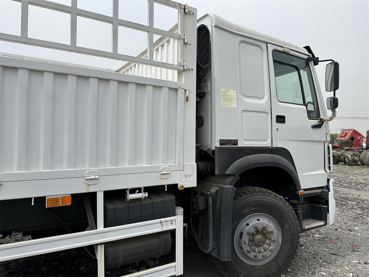 Přepravník zvířat pro dopravu živočichů SINOTRUK HOWO 371 Cargo Truck: obrázek 5