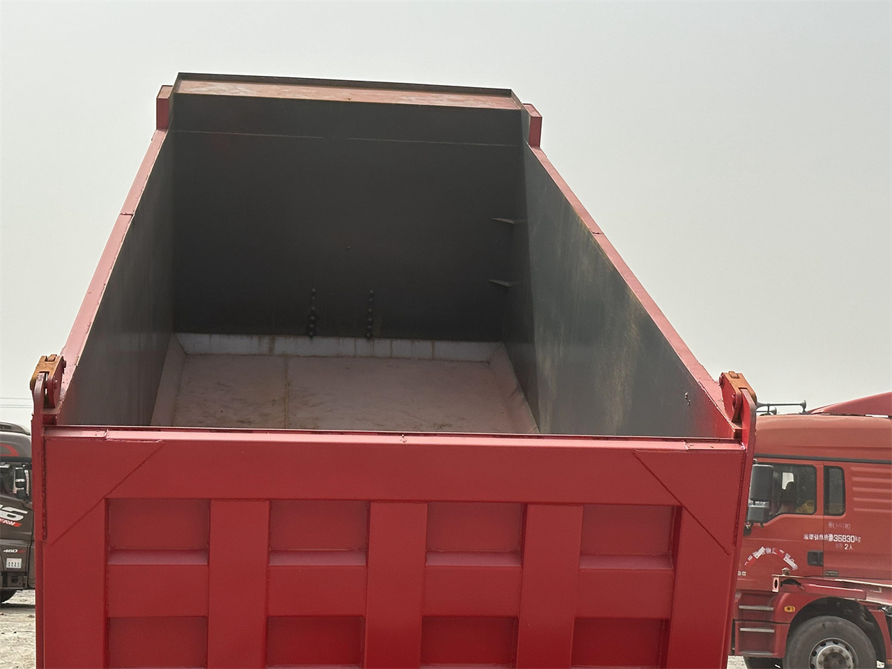 Sklápěč pro dopravu silážu SINOTRUK HOWO 371 Dump Truck: obrázek 9