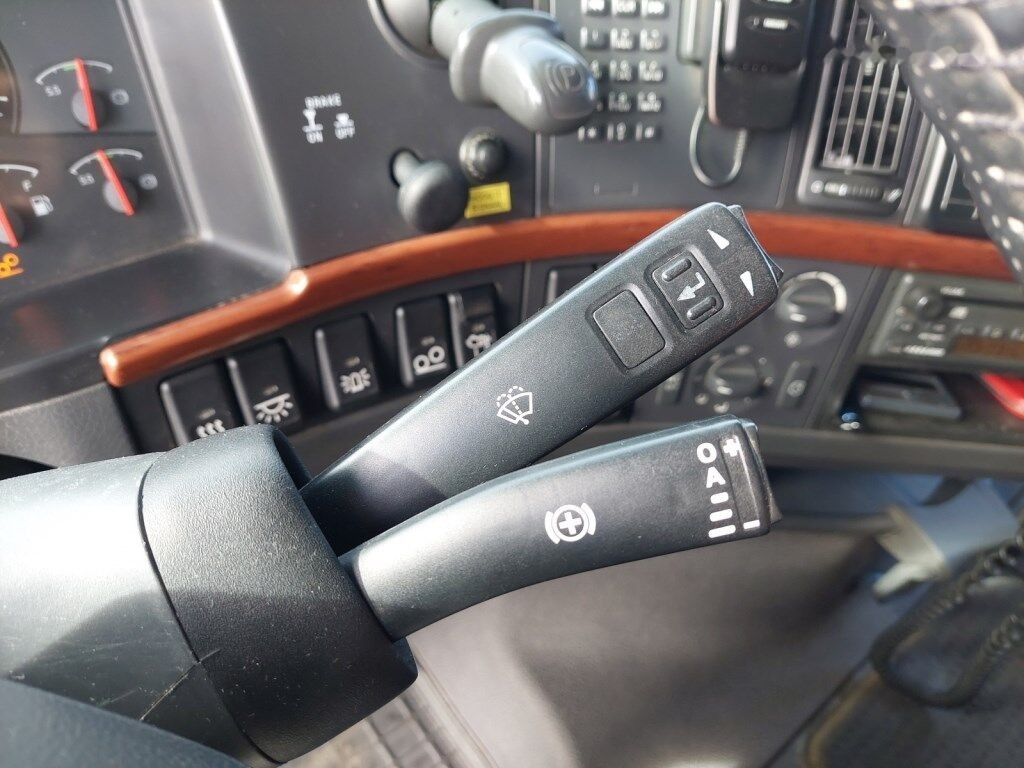 Sklápěč Volvo FH 440 6X2 R - demontáž hydraulické ruky