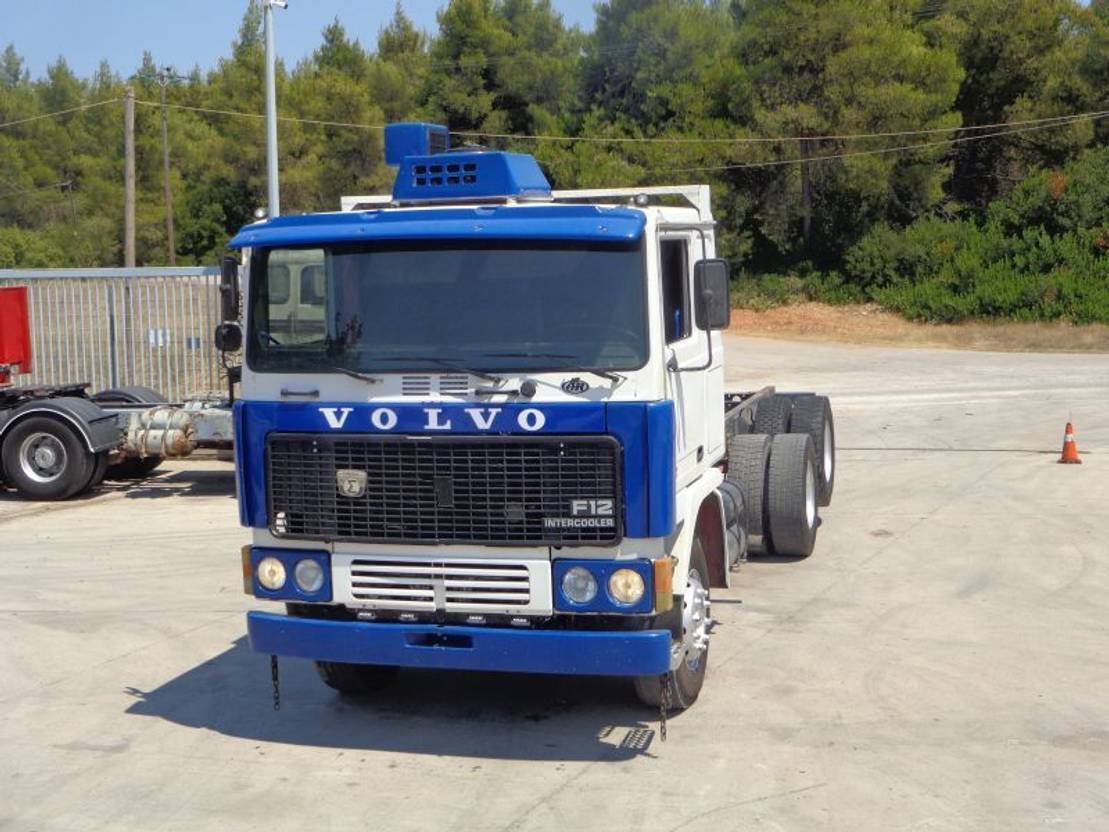 Podvozek s kabinou Volvo F12 (6X2): obrázek 3