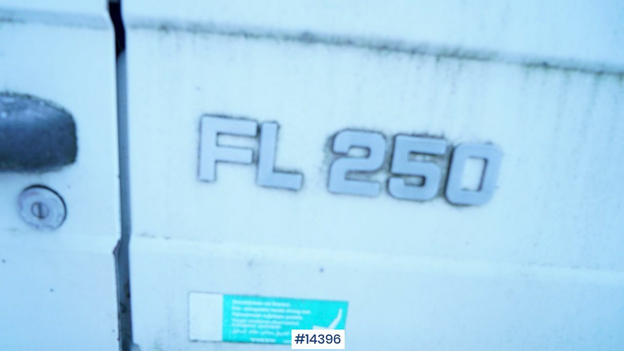 Nákladní automobil valníkový/ Plošinový, Auto s hydraulickou rukou Volvo FL250: obrázek 25
