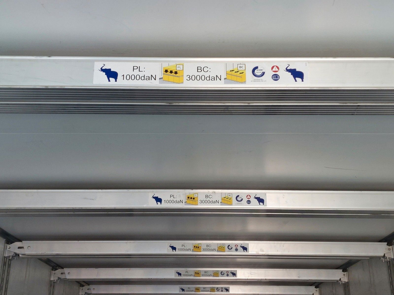 Skříňový návěs Schmitz Cargobull SKO 24 Doppelstock