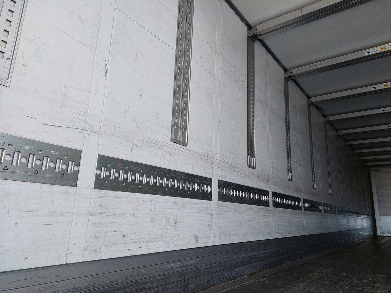 Skříňový návěs Schmitz Cargobull SKO 24 Doppelstock