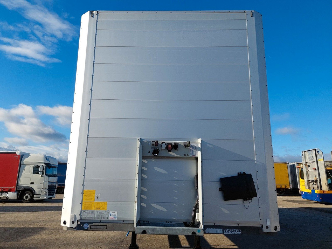 Skříňový návěs Schmitz Cargobull SKO 24 Doppelstock