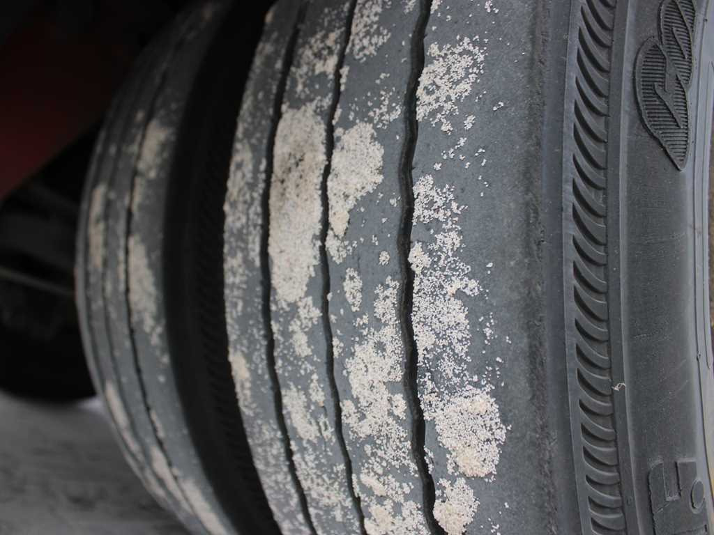 Plachtový přívěs H & W HWEPAS10