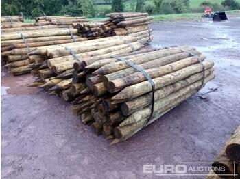 Zemědělská technika Bundle of Timber Posts (2 of): obrázek 1