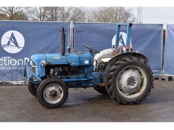 Obkročný traktor Fordson Dexta: obrázek 1