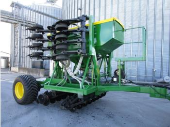 Přesný secí stroj John Deere 750A
