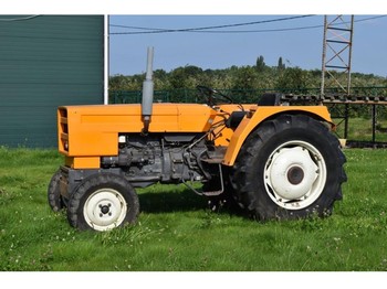 Obkročný traktor Renault 556: obrázek 1