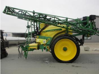 Tažený postřikovač John Deere 824