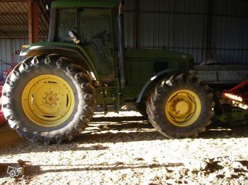 JOHN DEERE 6910 
 - Traktor
