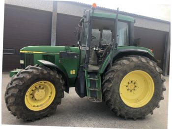 Zemědělský traktor John Deere 6910