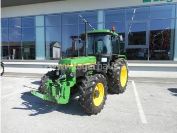 Zemědělský traktor John Deere 6920