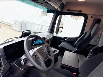 Interior photo 2: Mercedes-Benz Arocs 3248 K 8x4 Arocs 3248 K 8x4, Navi, Multimedia Cockpit leasing Mercedes-Benz Arocs 3248 K 8x4 Arocs 3248 K 8x4, Navi, Multimedia Cockpit