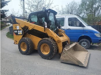 Smykový nakladač CATERPILLAR