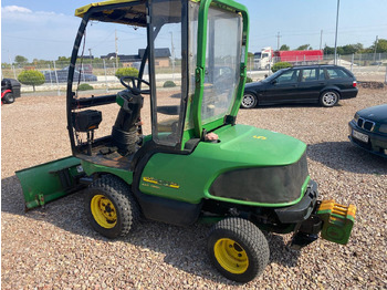 Komunální traktor JOHN DEERE