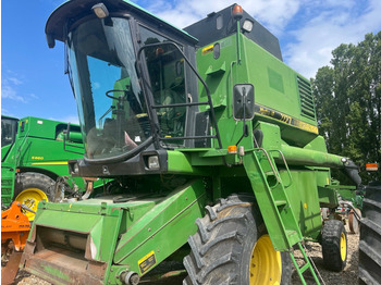 Sklízecí mlátička JOHN DEERE