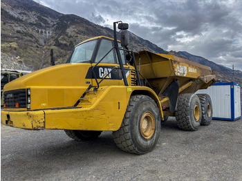 Kloubový sklápěč CATERPILLAR 740