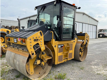Silniční válec Caterpillar CD54B: obrázek 2