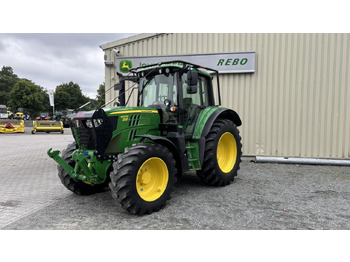 Komunální traktor JOHN DEERE