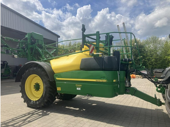 Tažený postřikovač JOHN DEERE