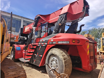 Reach stacker