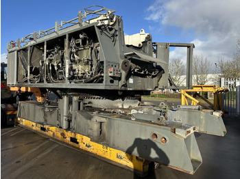 Pásový jeřáb LIEBHERR LR 1160