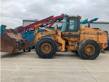 Kolový nakladač CASE